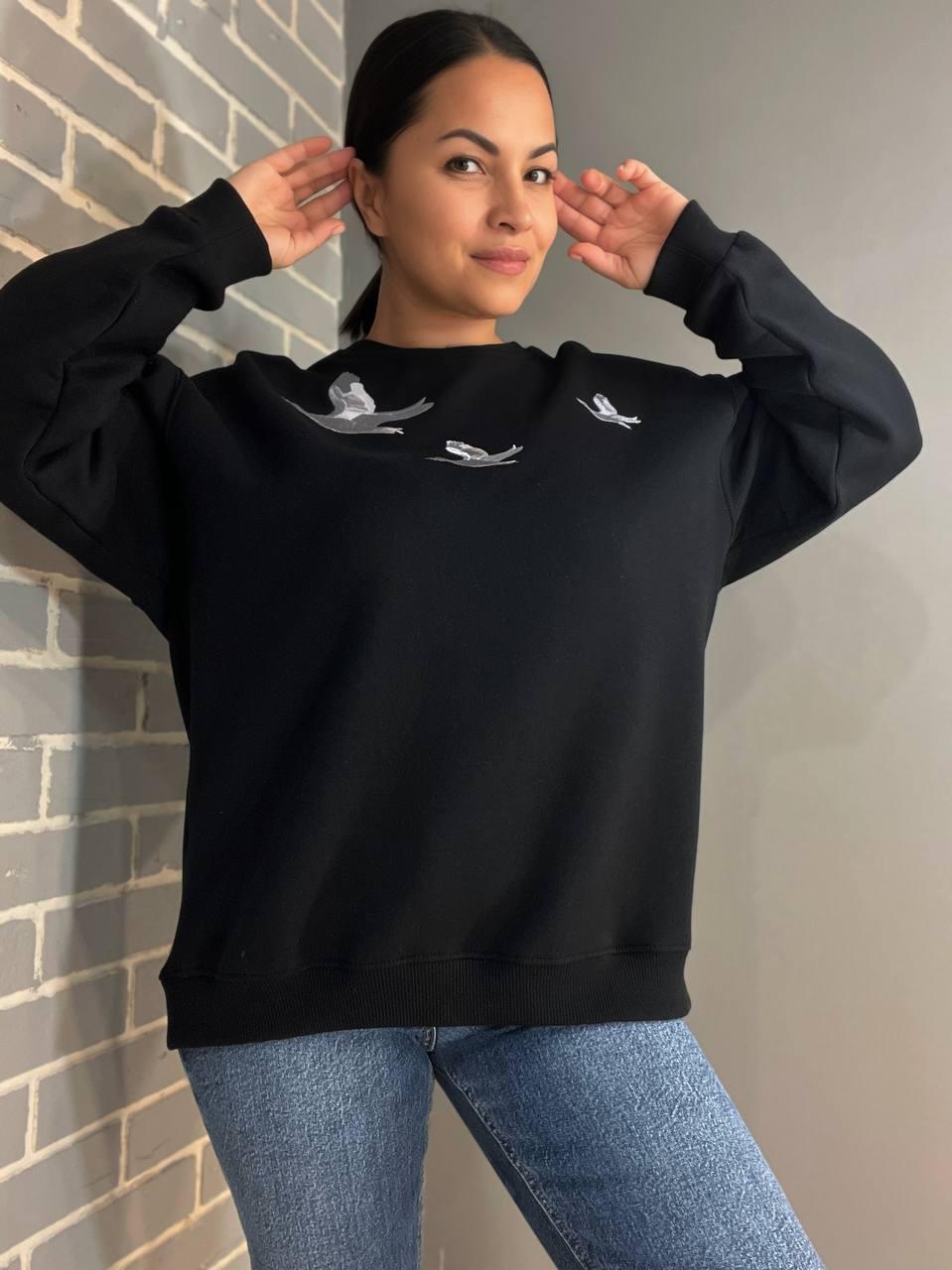 Свитшот женский PEPPER MINT 24-18 вышивка птицы оверсайз утепленный S Черный (973) - фото 2