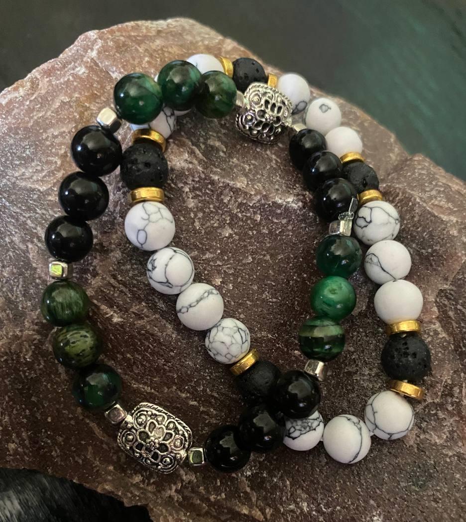 Набор браслетов LITAURS из натурального камня говлит/тигровый глаз/оникс/лава и металлическими вставками L 18-21 см 2 шт. (240715-1)