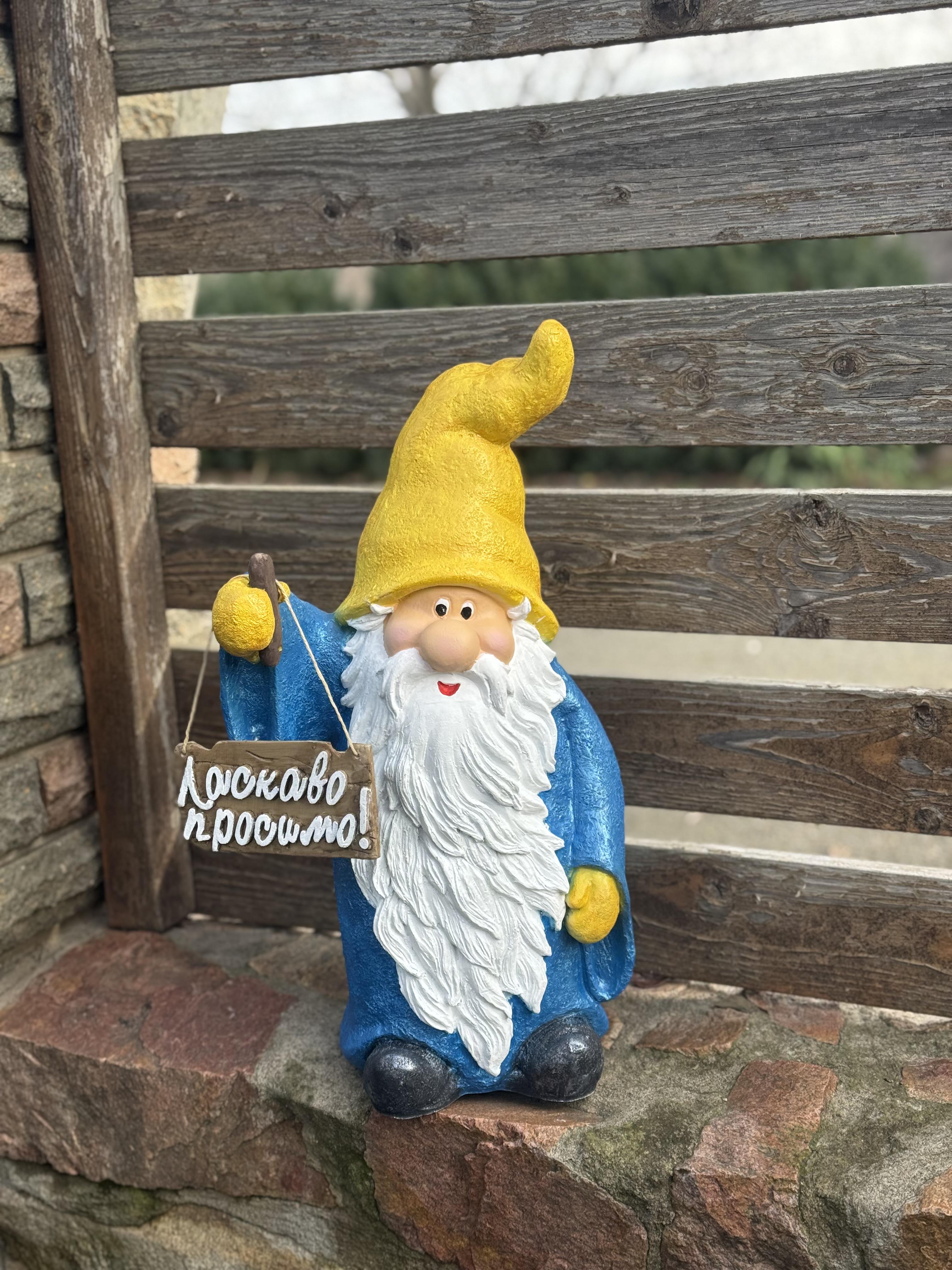 Садова фігура ДомФігурок Гном з табличкою "Ласкаво просимо" Синьо-жовтий