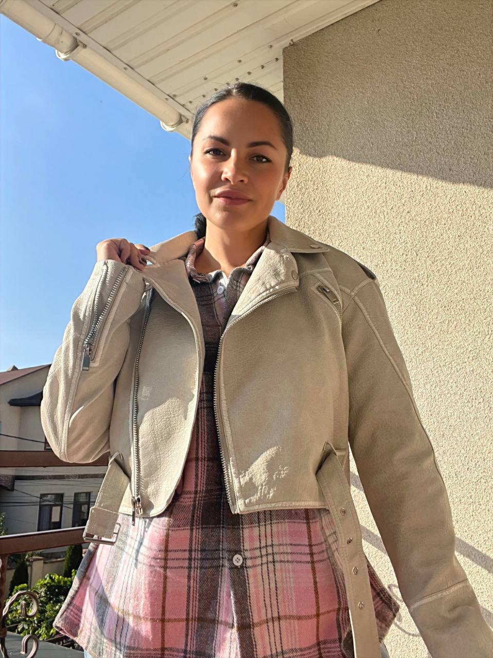 Куртка жіноча Aftf Basic 2466 коротка косуха блискавки пояс варені шви екошкіра L Світло-сірий (2762) - фото 6 Куртка жіноча Aftf Basic 2466 коротка косуха блискавки пояс варені шви екошкіра L Світло-сірий (2762) - фото 6