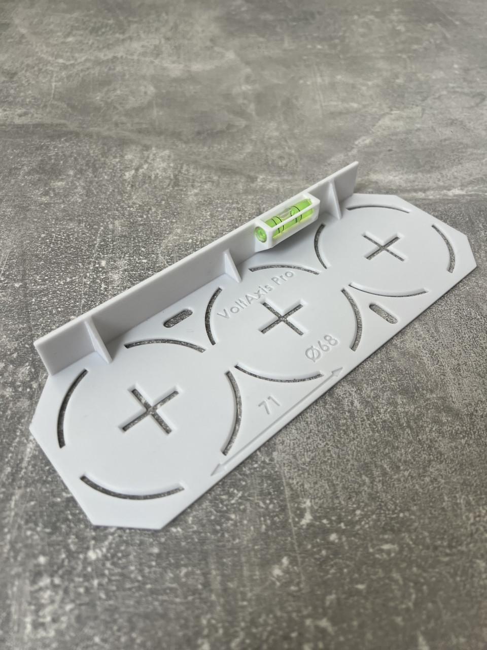 Шаблон кондуктор VoltAxis Pro с уровнем для разметки подрозетников/розеток и настенных переключателей на 3 розетки