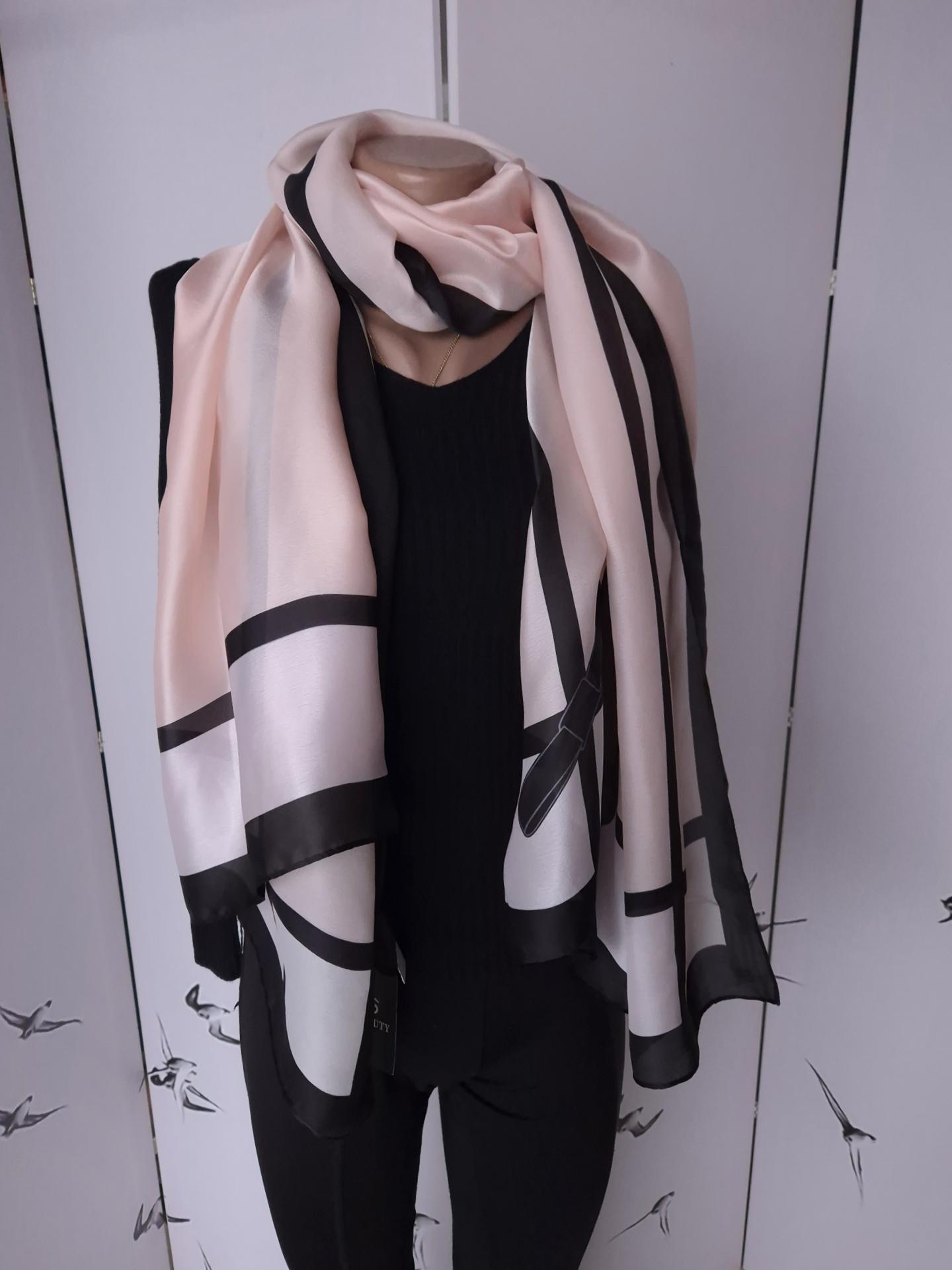 Шарф-палантин жіночий літо-весна-осінь з чорною окантовкою Beauty 176х95 см Пудровий (14126) - фото 7 Шарф-палантин жіночий літо-весна-осінь з чорною окантовкою Beauty 176х95 см Пудровий (14126) - фото 7