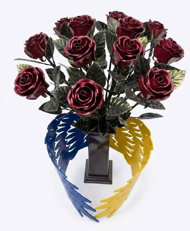 Ковані троянди у вазі з крилами ангела 12 шт. 70 см Бордовий (ВК55)