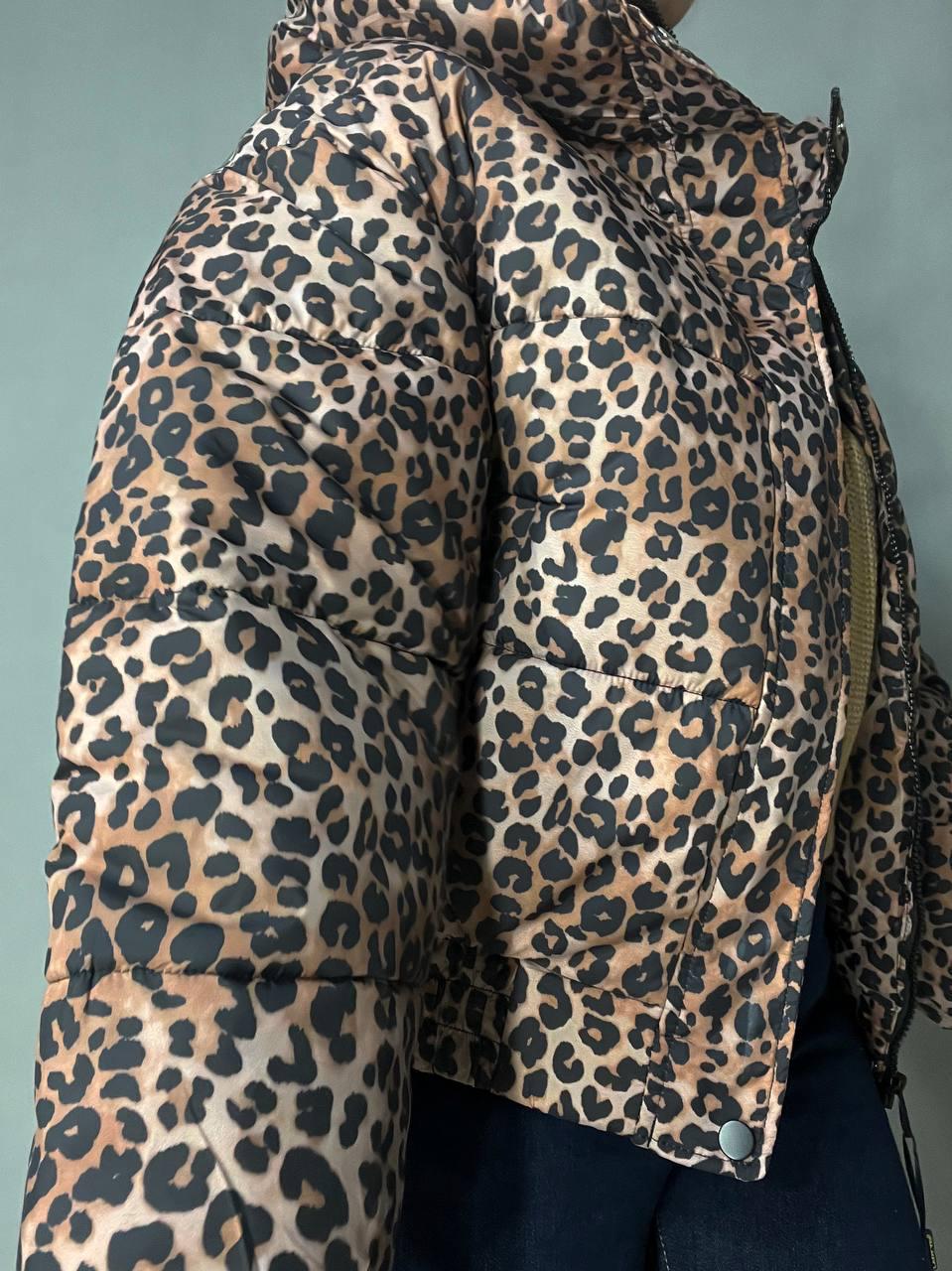 Куртка женская Lady Yep 9006 короткая с капюшоном леопардовый принт на резинке демисезонная р. 46 Коричневый (3277) - фото 2 Куртка женская Lady Yep 9006 короткая с капюшоном леопардовый принт на резинке демисезонная р. 46 Коричневый (3277) - фото 2