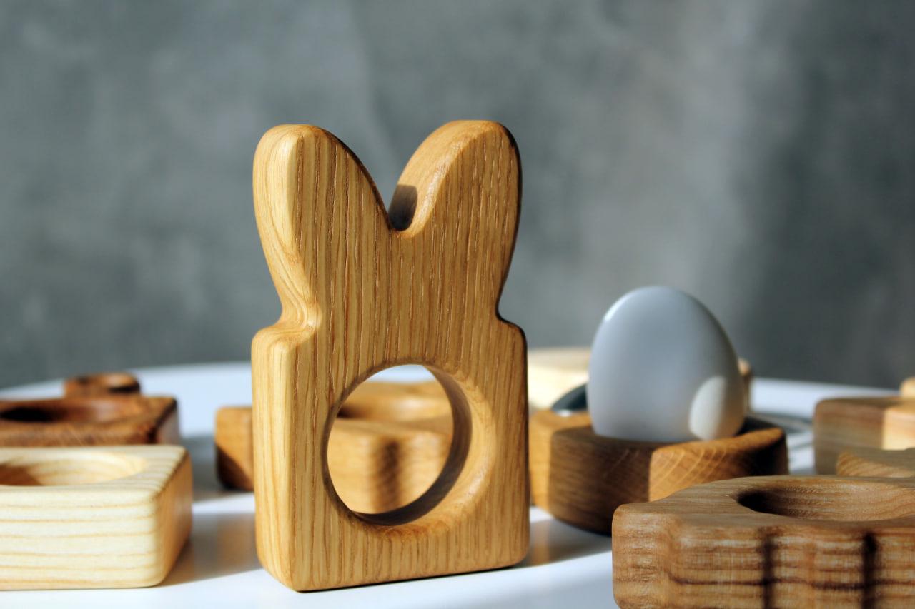 Подставка из дерева ясеня для 1 крашанки Ушки 6,5х11х2,5 см (WDE-3.1) - фото 2 Подставка из дерева ясеня для 1 крашанки Ушки 6,5х11х2,5 см (WDE-3.1) - фото 2