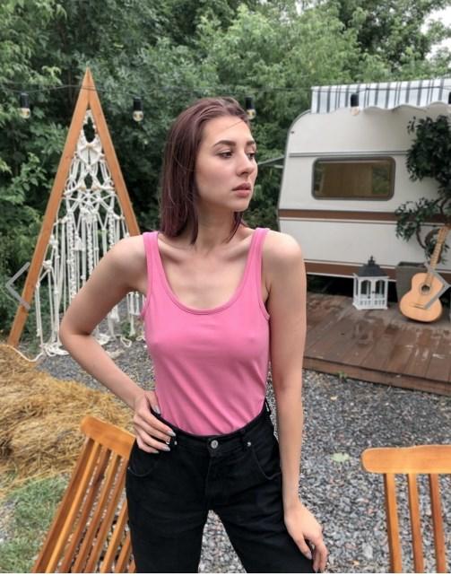 Майка женская хлопковая на широких бретельках Vivioji S Розовый (12408)