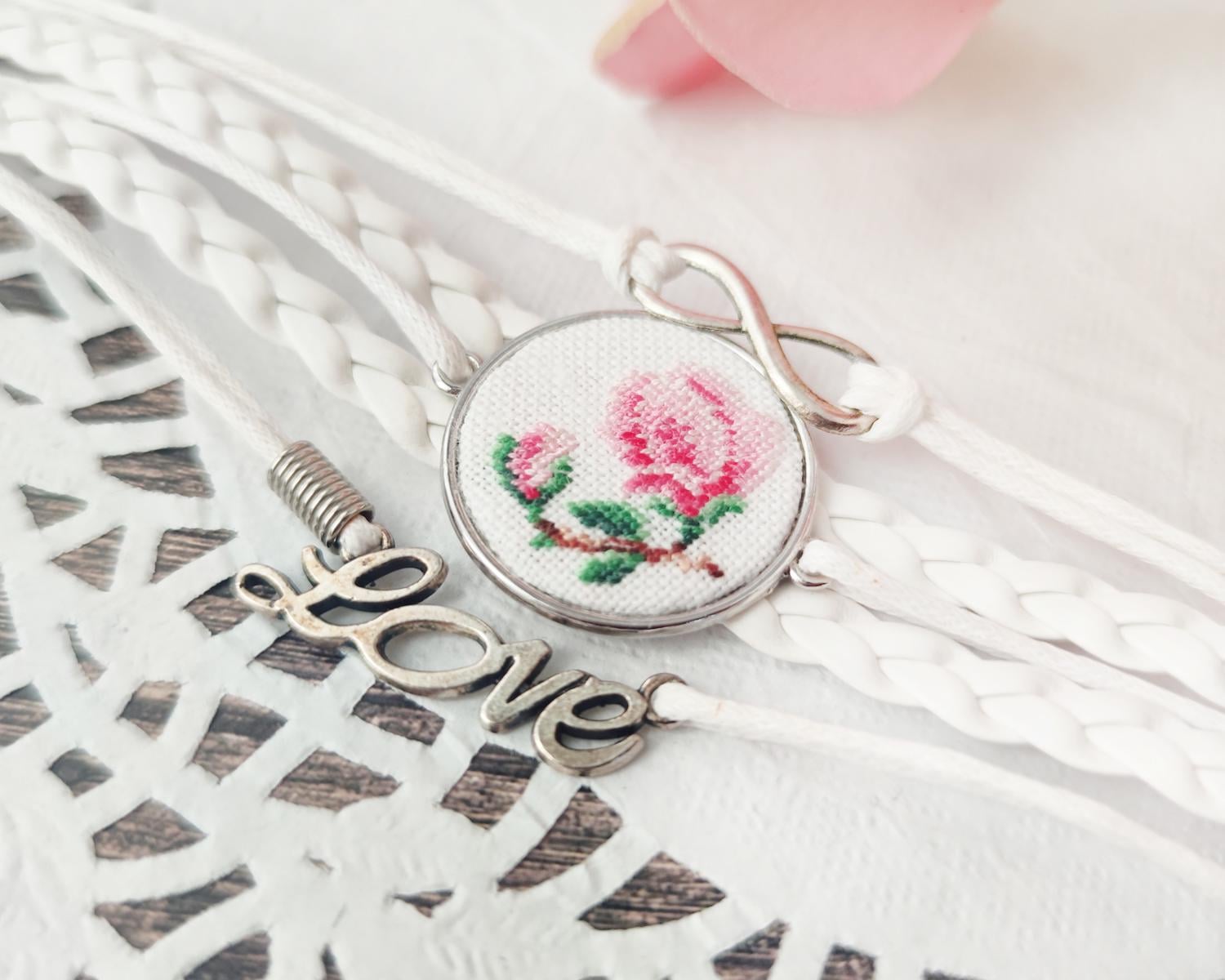 Браслет с вышивкой Магнолия