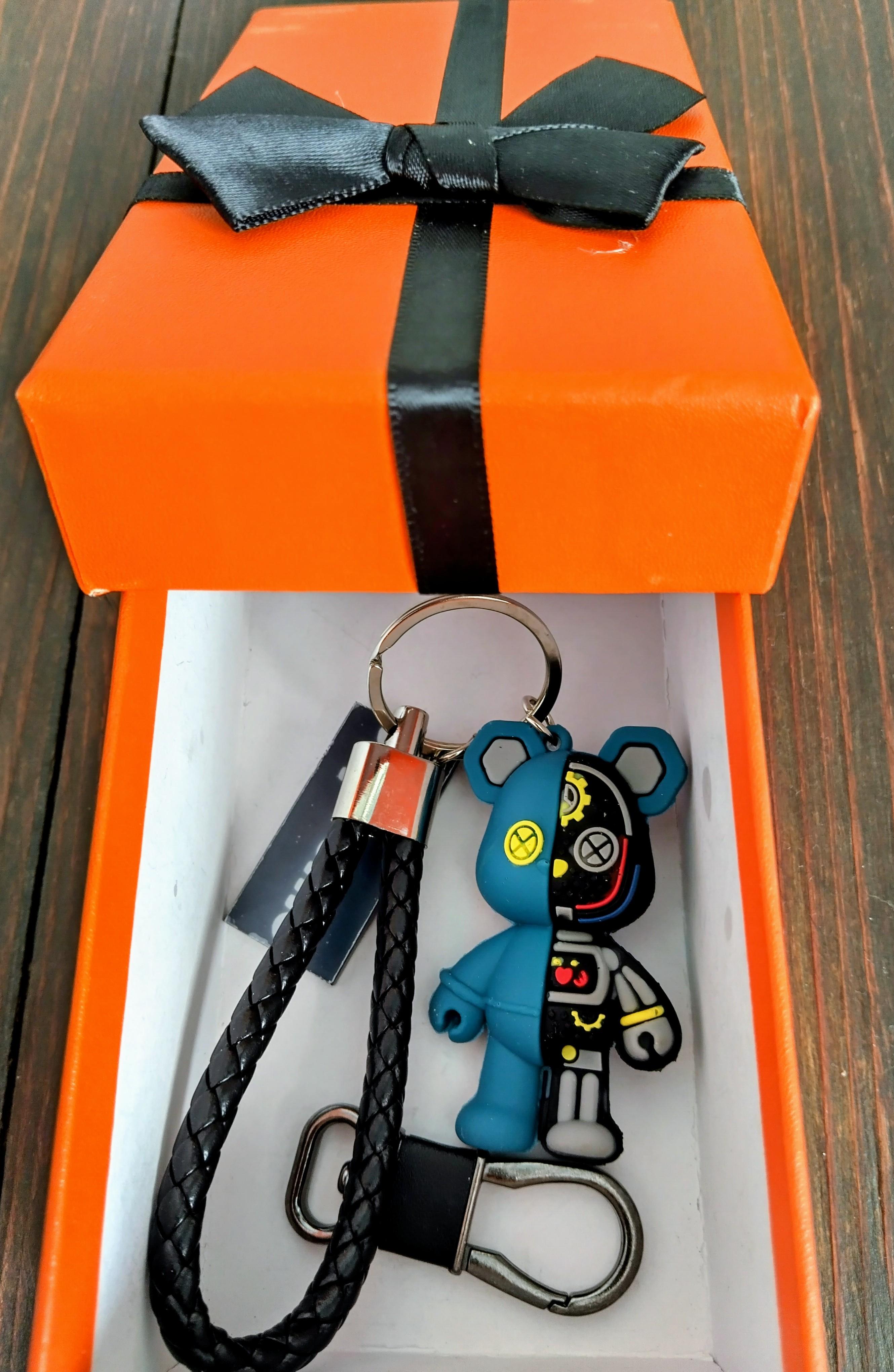 Брелок для ключей Bearbrick Киборг Supreme Бирюзовый (4627346Bir) - фото 2 Брелок для ключей Bearbrick Киборг Supreme Бирюзовый (4627346Bir) - фото 2