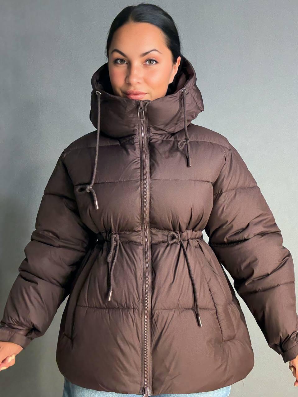 Куртка женская AN 9020-1 удлиненная с капюшоном и затяжкой талии р. 46 Коричневый - фото 9 Куртка женская AN 9020-1 удлиненная с капюшоном и затяжкой талии р. 46 Коричневый - фото 9