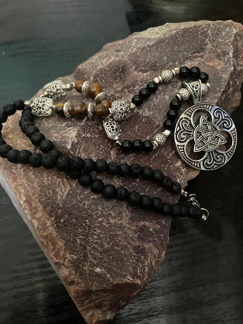 Колье из натурального камня оникс тигровый глаз вулканическая лава и двусторонним кулоном оберег кельтский узел LITAURS (24078) - фото 3