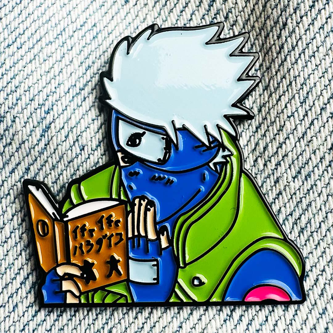 Значок-пин Naruto Kakashi Hatake reads (00000002576)
