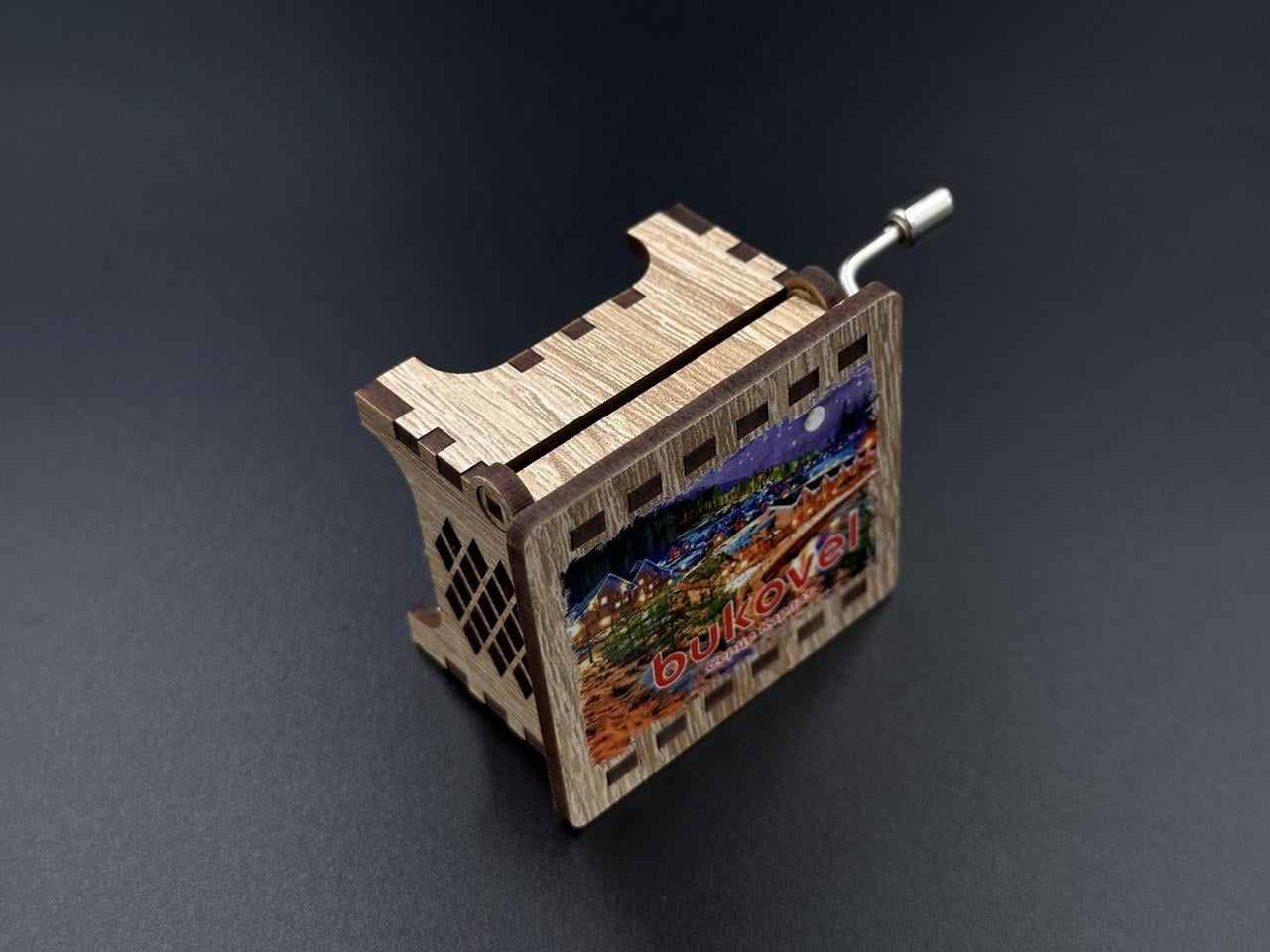 Шкатулка музыкальная деревянная Буковель Сердце Карпат с заводным механизмом 6х5 см (MZ-027-2)