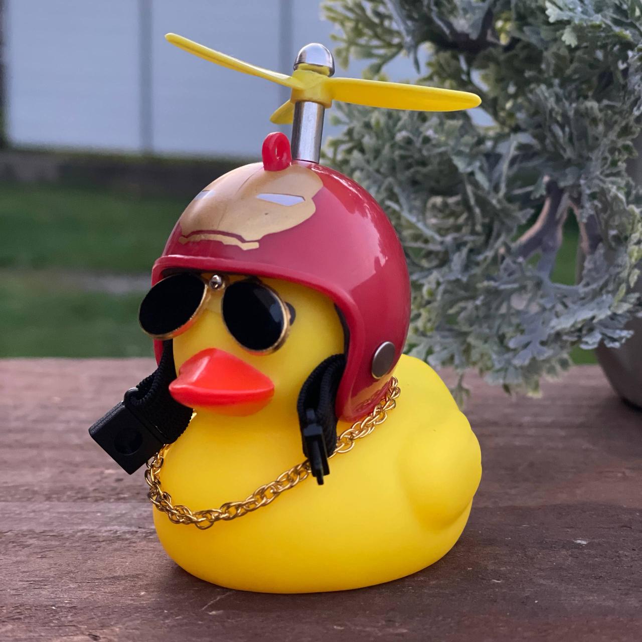 Утка резиновая на руль в салоне машины со шлемом в очках