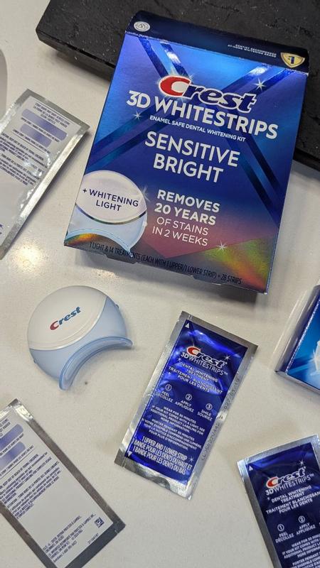 Отбеливающие полоски для чувствительных зубов Crest 3D Whitestrips Sensitive и LED Light Whitening Kit 14 пар (20631389) - фото 2 Отбеливающие полоски для чувствительных зубов Crest 3D Whitestrips Sensitive и LED Light Whitening Kit 14 пар (20631389) - фото 2