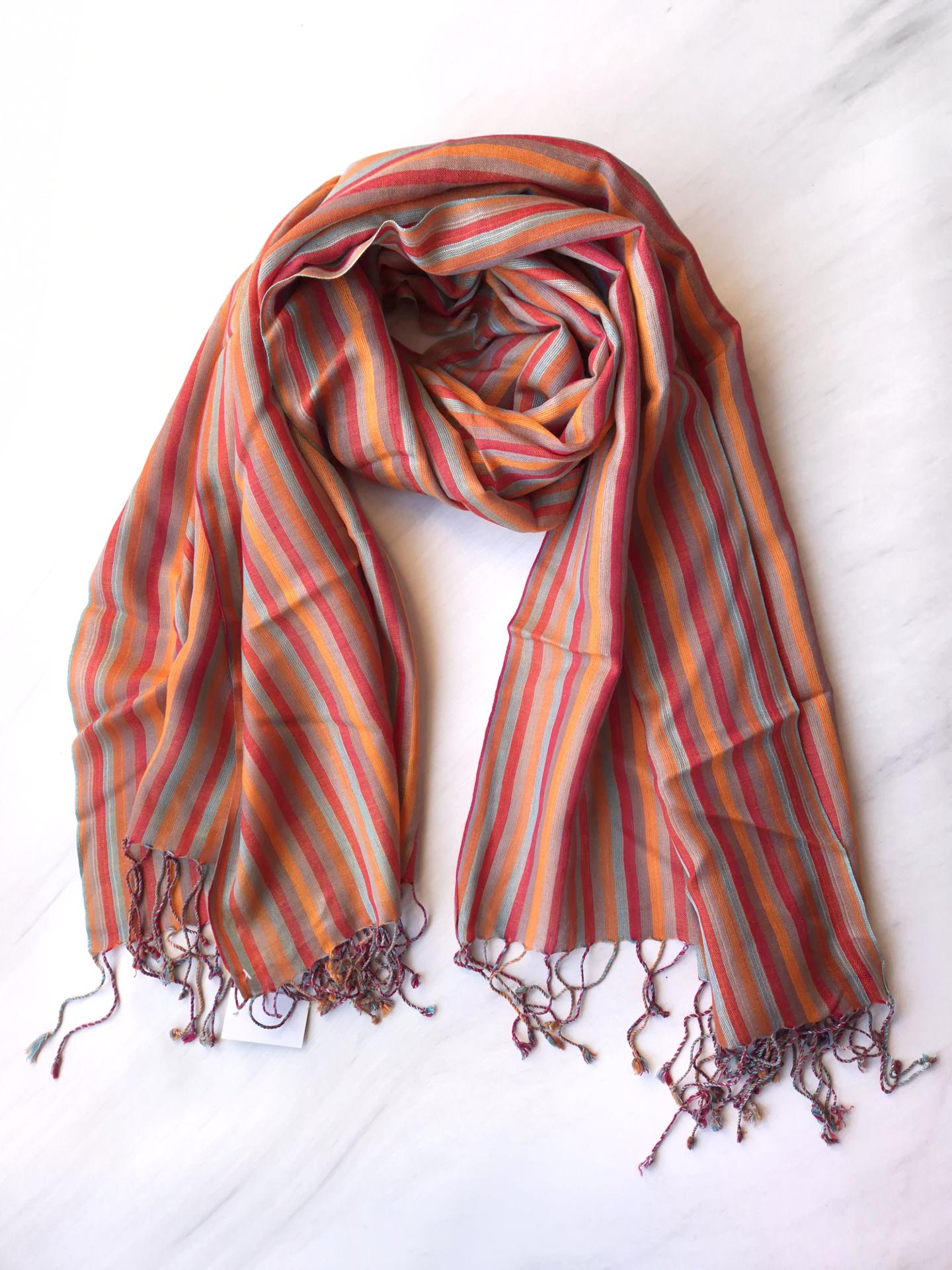 Шарф-палантин жіночий у смужку весна-осінь 180х75 см Різнокольоровий (14132) - фото 3 Шарф-палантин жіночий у смужку весна-осінь 180х75 см Різнокольоровий (14132) - фото 3