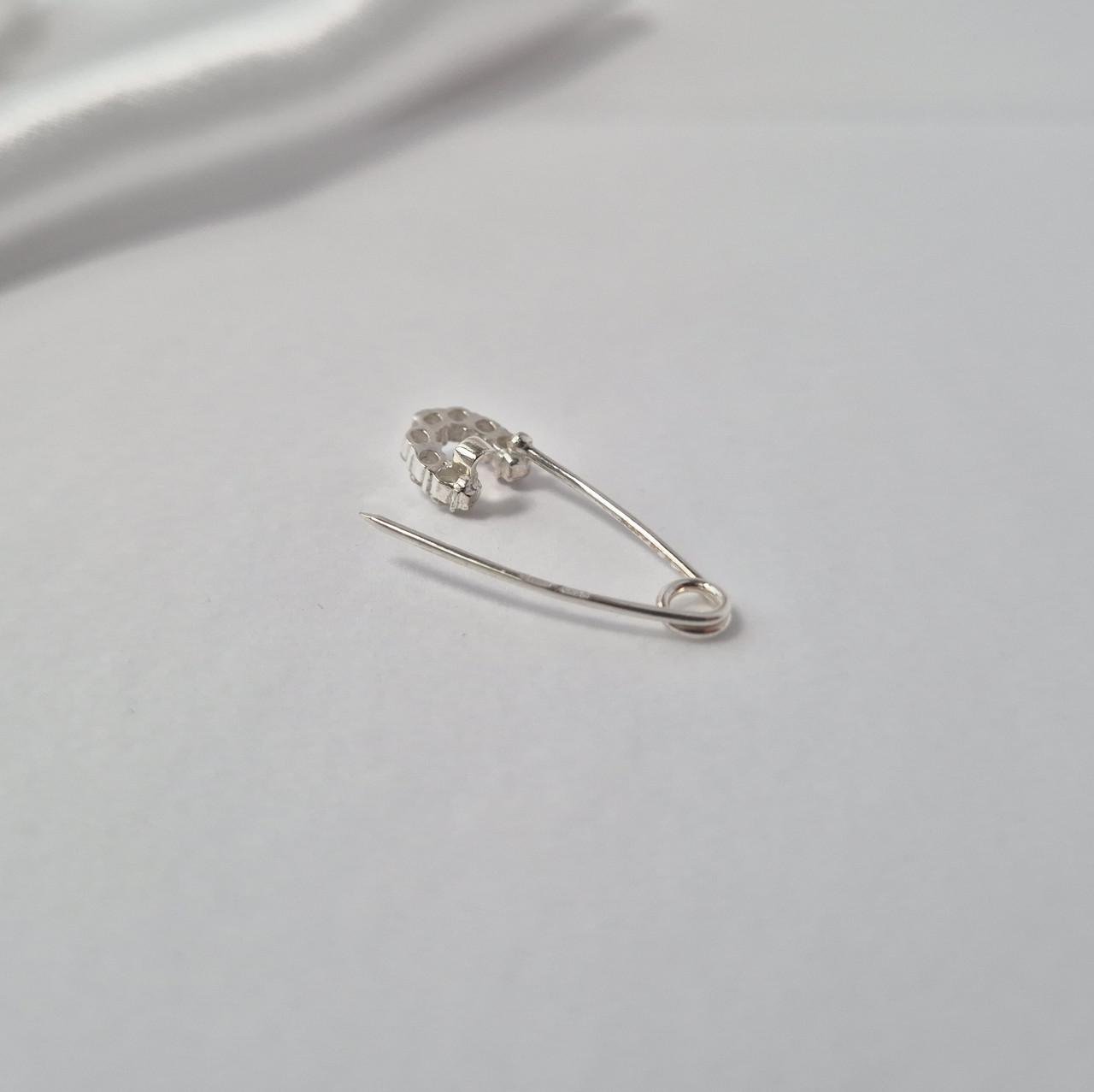 Брошка шпилька підкова в білих каменях срібло 925 проби родоване 1,30 г (7066р)