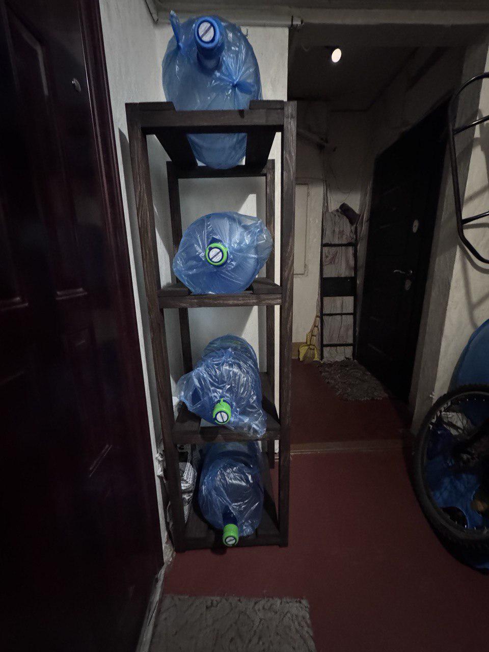 Етажерка з натурального дерева для зберігання бутлів з водою ясен (DV4663) - фото 4