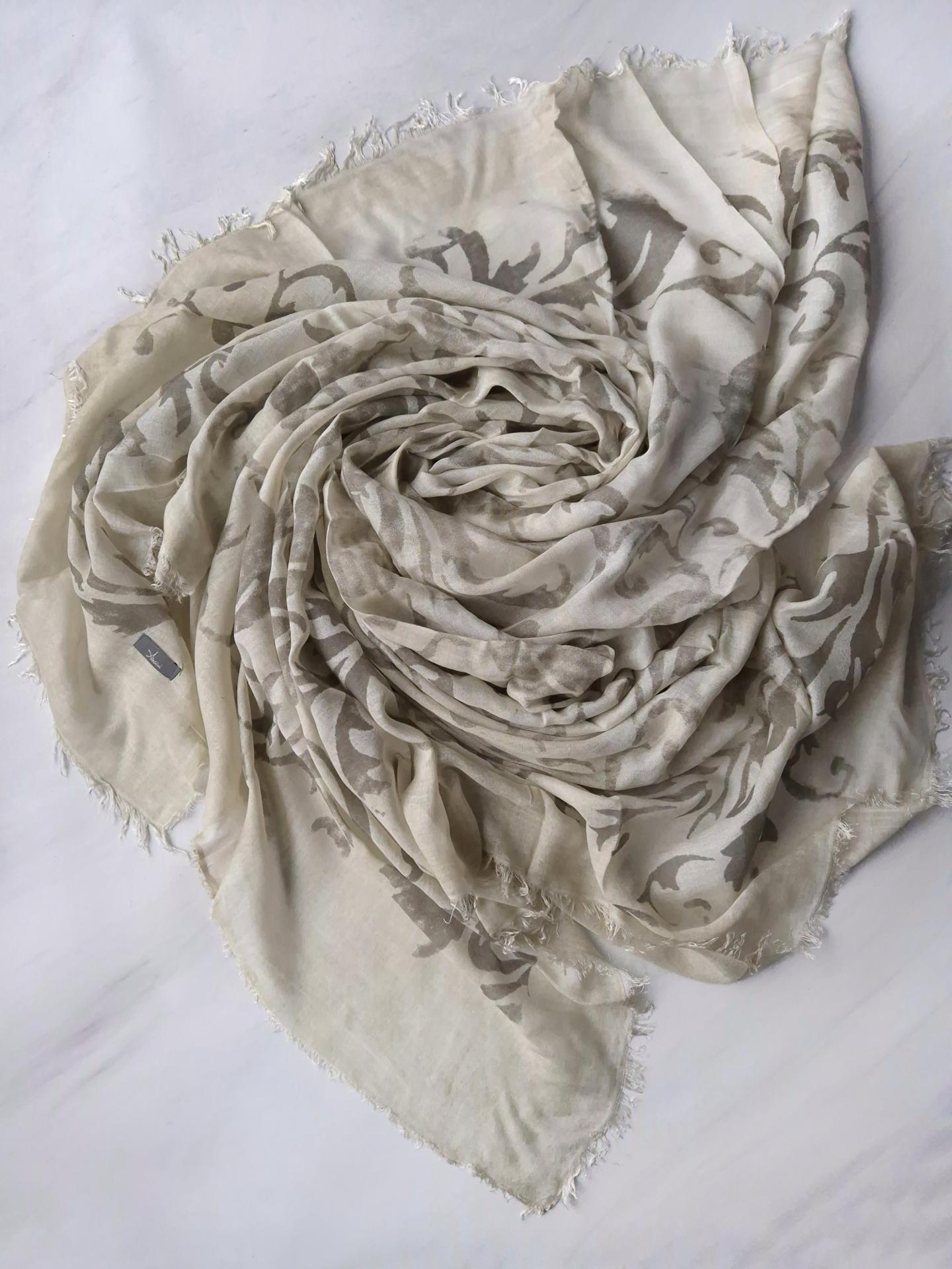 Шаль женская в абстрактный принт весна-осень Aucini 150х144 см Молочный (15092)