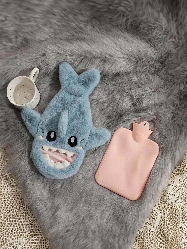 Грелка для рук ног тела акула резиновая с плюшевым чехлом 36х30 см 1 л Голубой - фото 6 Грелка для рук ног тела акула резиновая с плюшевым чехлом 36х30 см 1 л Голубой - фото 6