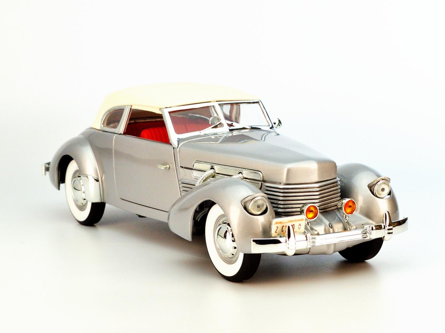 Коллекционная модель Signature Models 1937 Cord 812 Supercharged 1:18 (175)