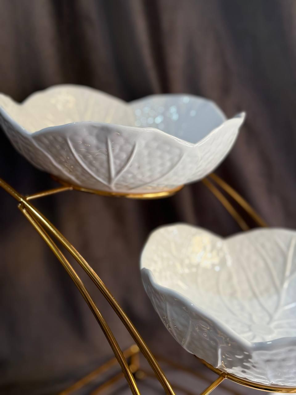 Фруктовница Yiwu C252 фарфоровая на металлической подставке 3 яруса 36х22х33 см Белый с золотым (30059675) - фото 4 Фруктовница Yiwu C252 фарфоровая на металлической подставке 3 яруса 36х22х33 см Белый с золотым (30059675) - фото 4