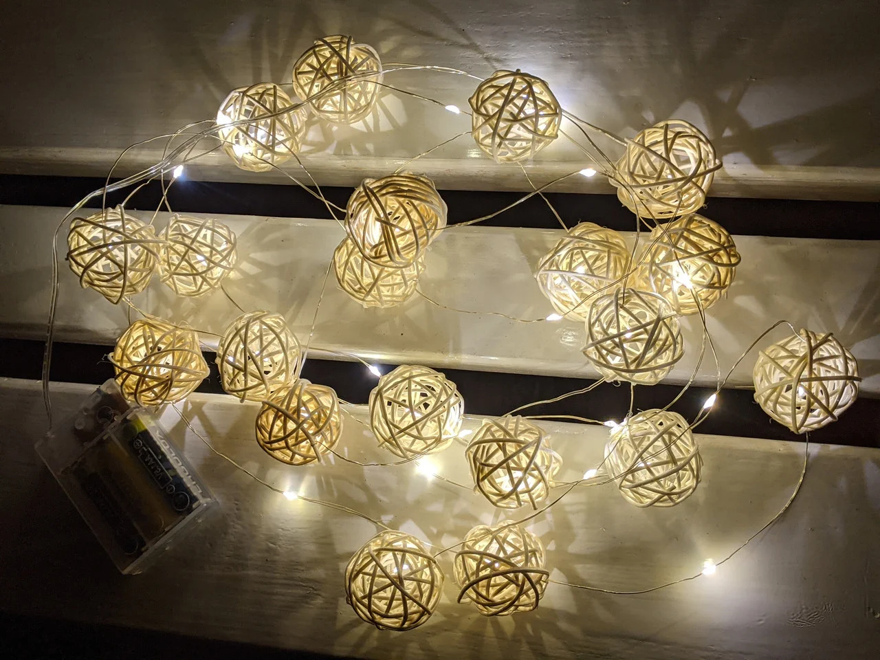 Светодиодная ротанговая гирлянда Rattan Balls 4 м на проволоке