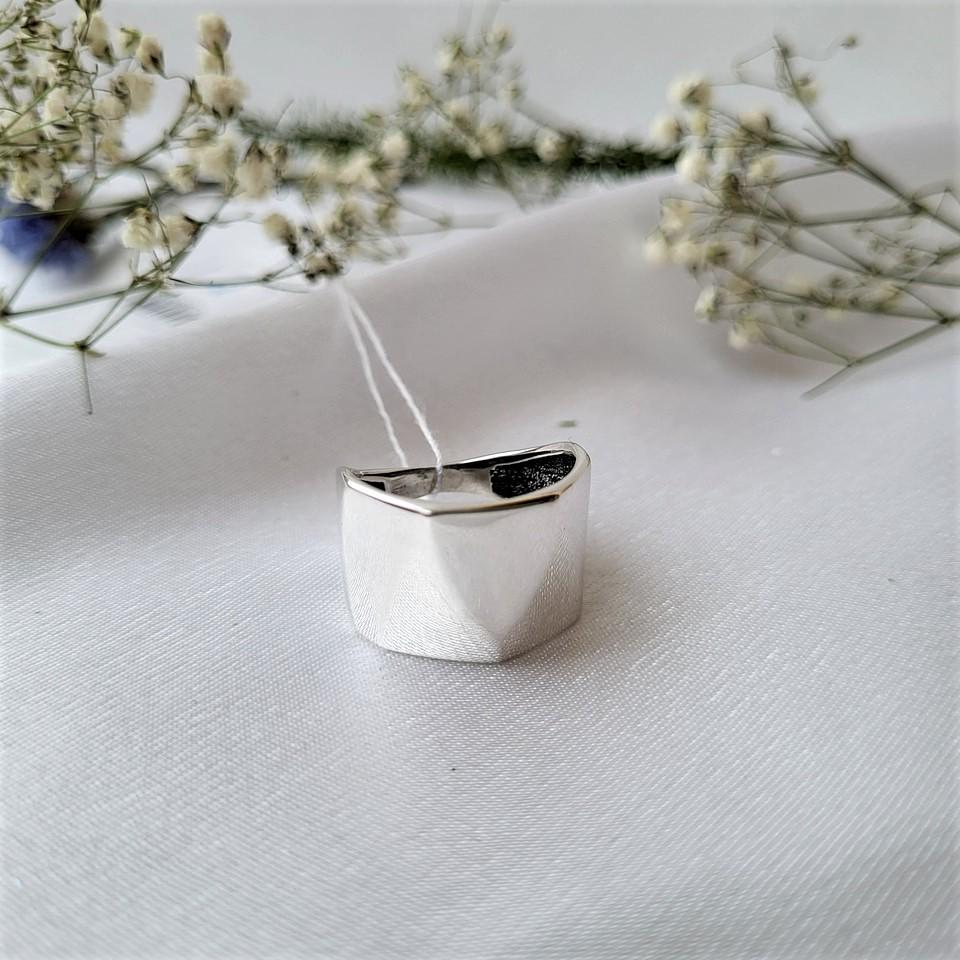 Кольцо из серебра Широкое Айсберг без камней покрыто родием 925 проба р. 18 7,27 г (10132) Кольцо из серебра Широкое Айсберг без камней покрыто родием 925 проба р. 18 7,27 г (10132)