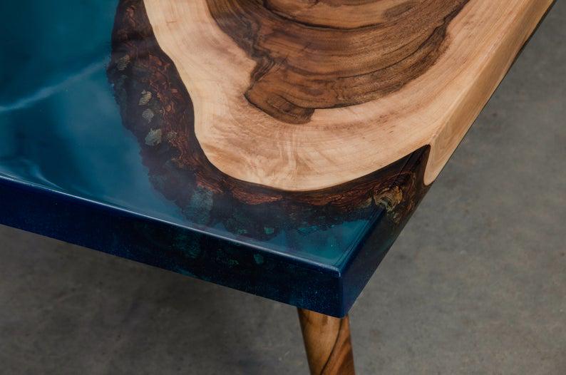 Стіл журнальний річка Денвер дизайнерський з прозорої синій епоксидної смоли та масиву горіха 800х500х480 мм - фото 2 Стіл журнальний річка Денвер дизайнерський з прозорої синій епоксидної смоли та масиву горіха 800х500х480 мм - фото 2