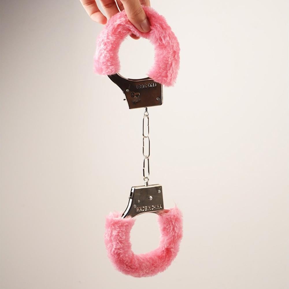 Наручники с мехом игровые металлические с ключами Розовый - фото 9 Наручники с мехом игровые металлические с ключами Розовый - фото 9