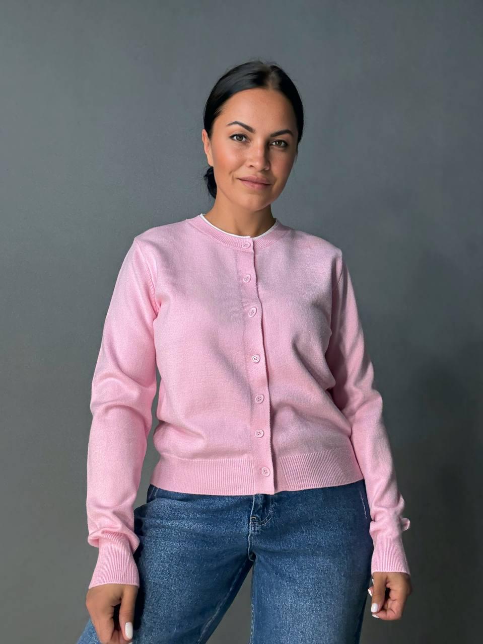 Кардиган жіночий Fancy Matinee 1527 на ґудзиках з контрастним коміром OS Рожевий (5012) Кардиган жіночий Fancy Matinee 1527 на ґудзиках з контрастним коміром OS Рожевий (5012)
