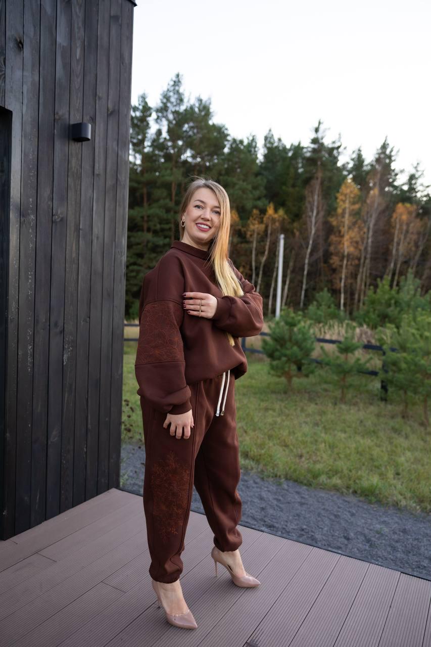 Костюм жіночий оверсайз Lookeriya з вишивкою Композиція зі світшотом і джогерами мікроначіс універсальний розмір Коричневий (31177028)