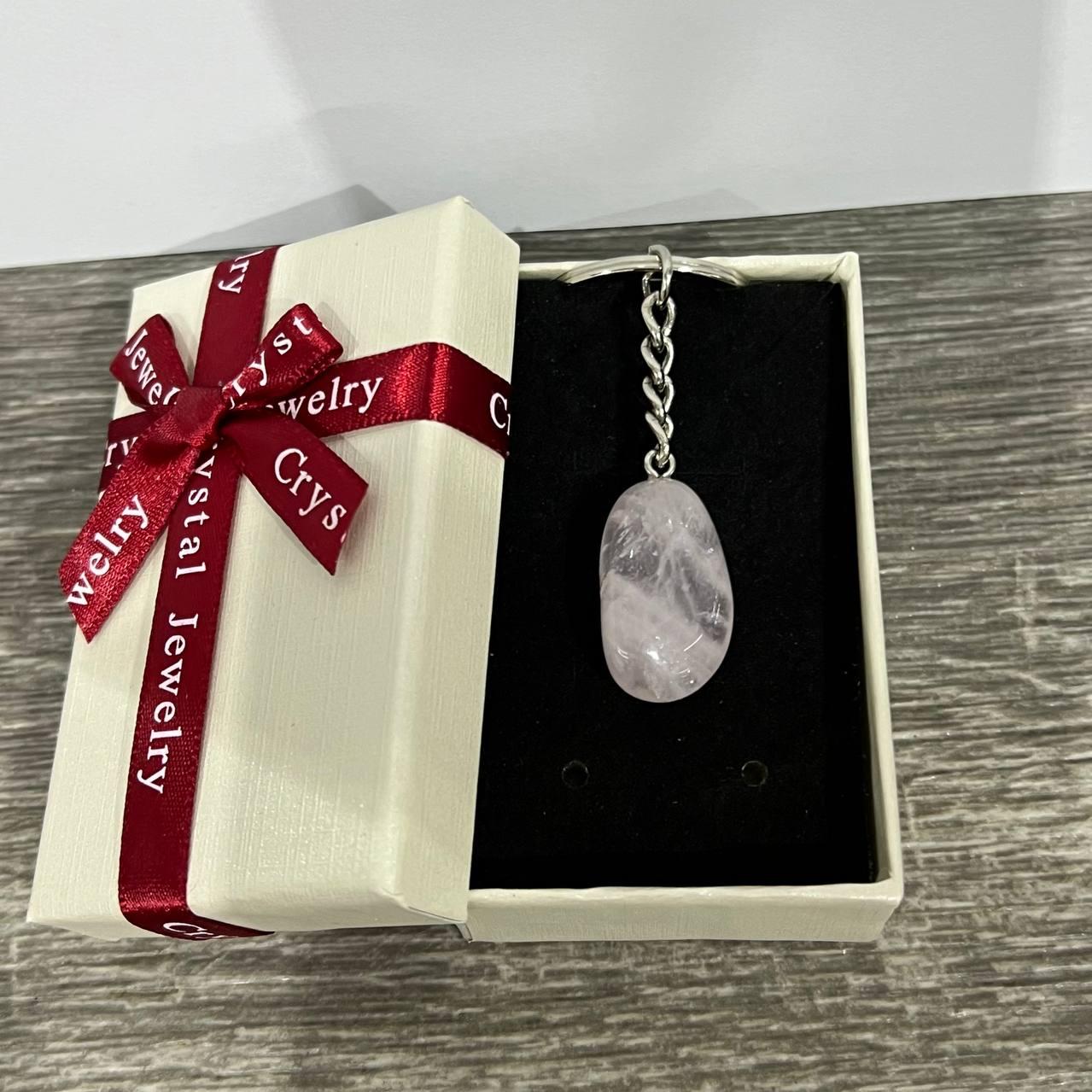 Кулон с натуральным камнем кварц розовый на брелоке для ключей в коробочке (82506486)