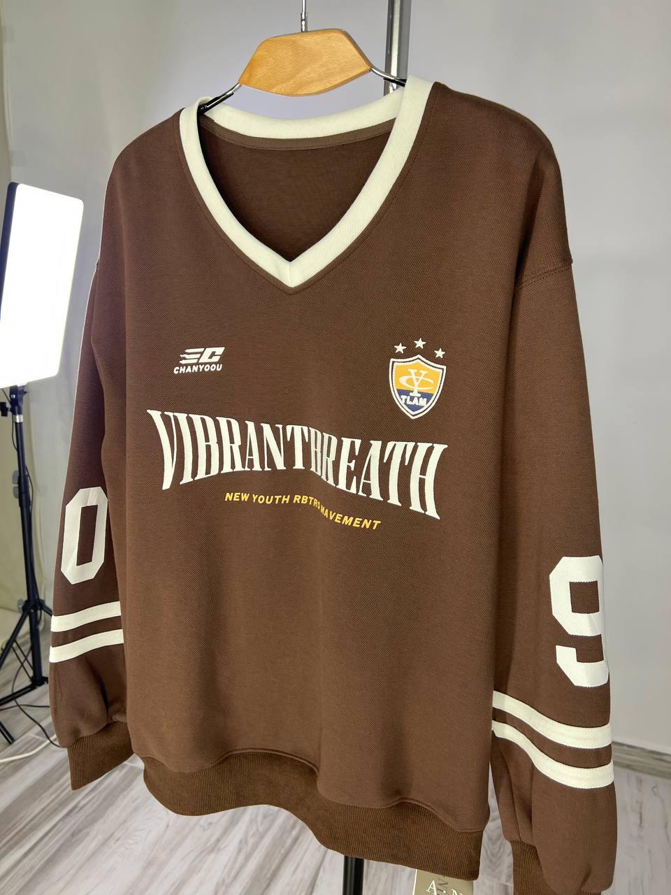 Свитшот женский A-N 25047 оверсайз вырез поло с надписью впереди OS Коричневый (3730) - фото 2 Свитшот женский A-N 25047 оверсайз вырез поло с надписью впереди OS Коричневый (3730) - фото 2