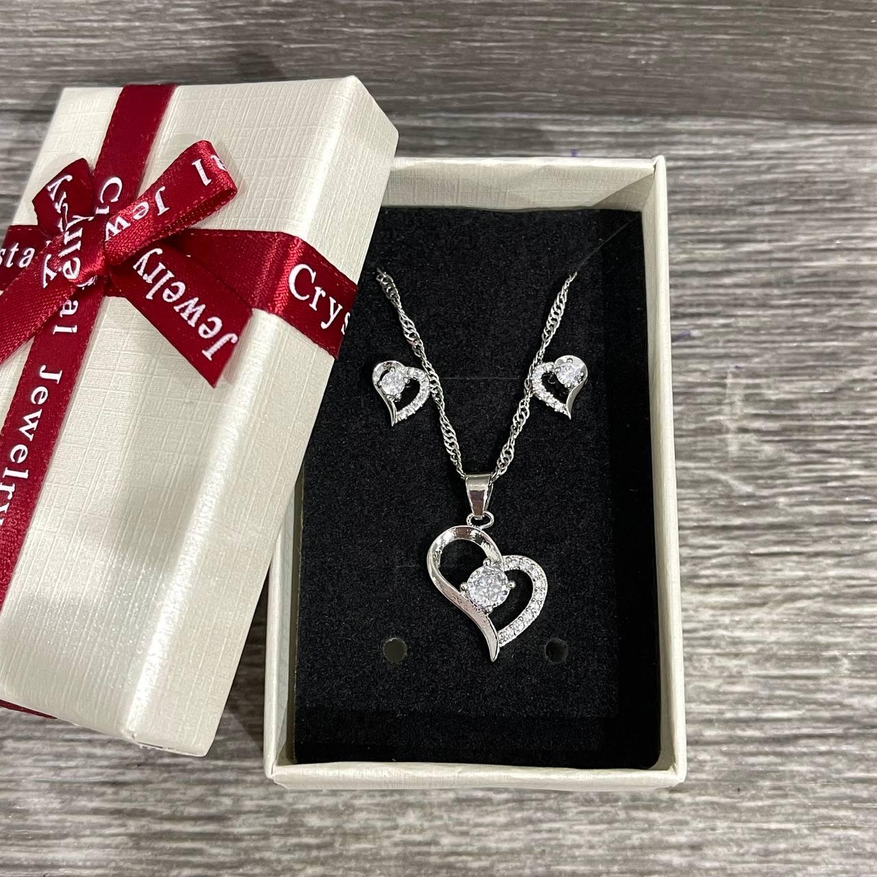 Набір прикрас сережки та кольє сердечка з цирконами ювелірний сплав Сріблястий (13266) Набір прикрас сережки та кольє сердечка з цирконами ювелірний сплав Сріблястий (13266)