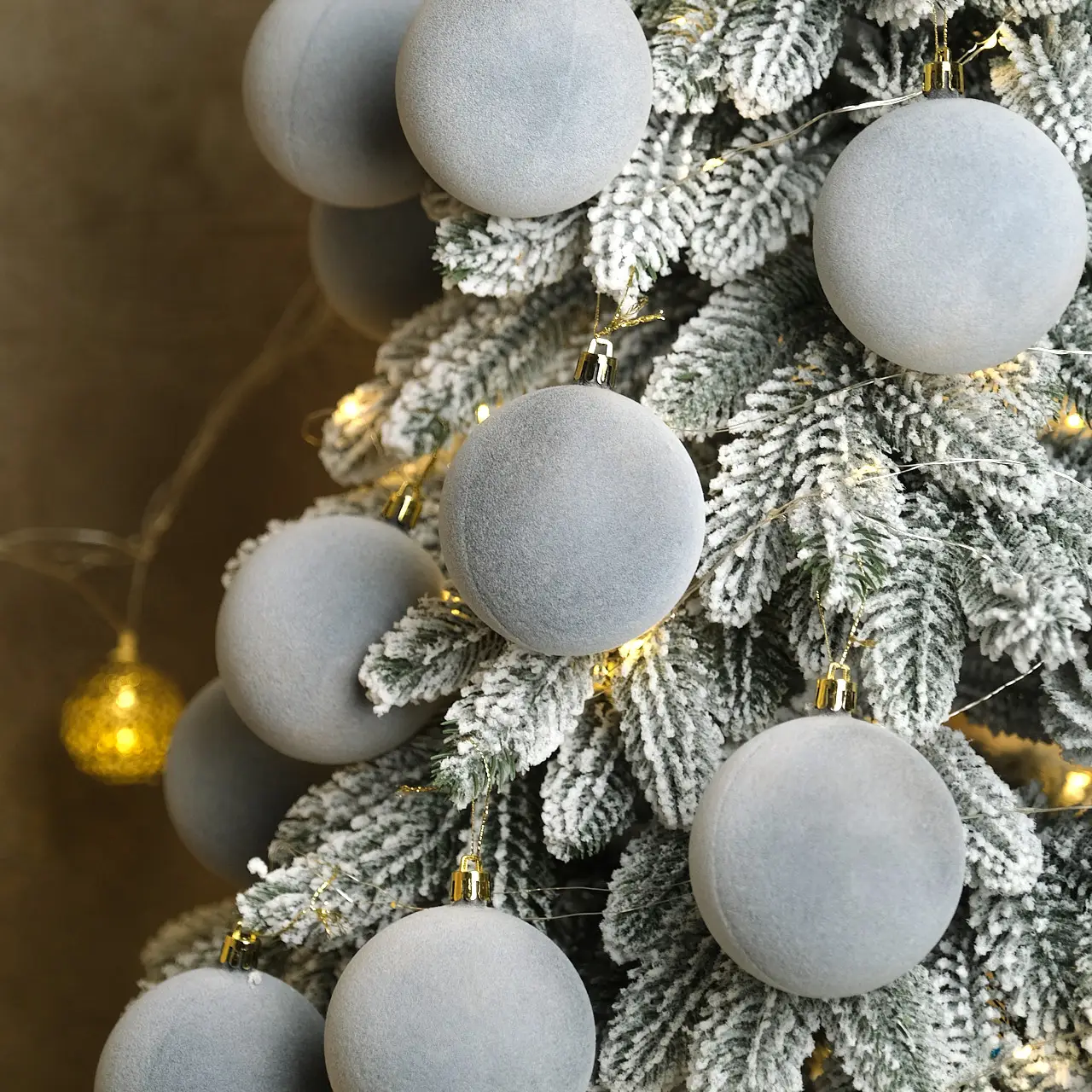 Набір куль новорічних Оксамит D-8 см 18 шт. Сірий (Куля сіра) - фото 3 Набір куль новорічних Оксамит D-8 см 18 шт. Сірий (Куля сіра) - фото 3