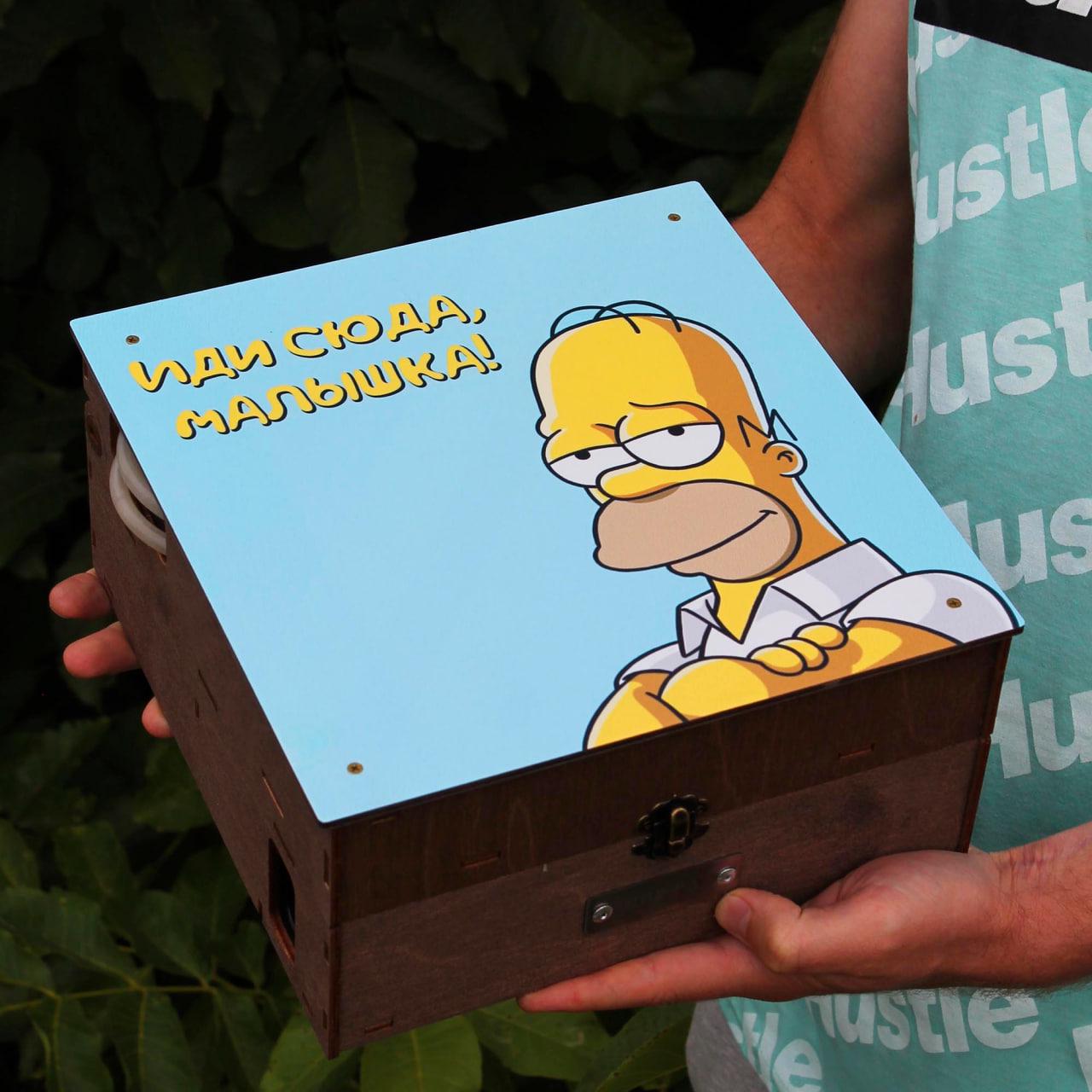 Наливатор для напоїв SHOP-PAN на 4 чарки з гравіюванням Сімпсони (SP00674) - фото 4 Наливатор для напоїв SHOP-PAN на 4 чарки з гравіюванням Сімпсони (SP00674) - фото 4