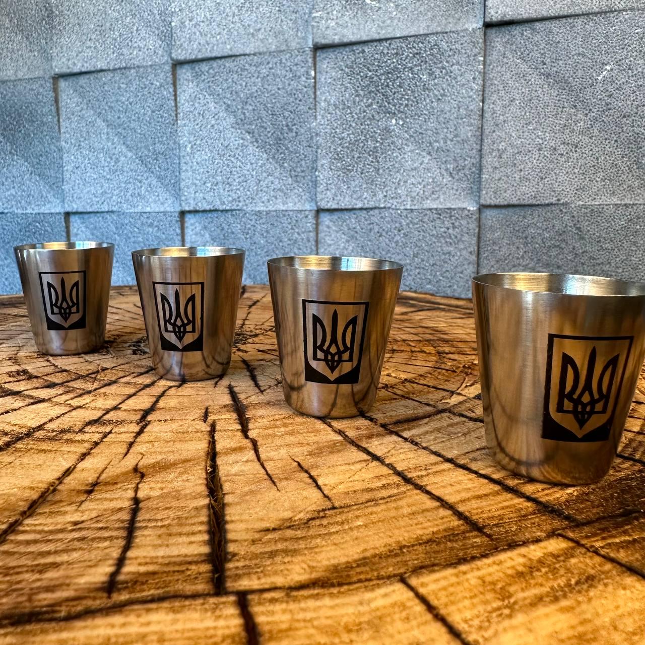 Набір фляга для алкоголю та 4 чарки з гербом під гравіювання у подарунковій коробці - фото 5 Набір фляга для алкоголю та 4 чарки з гербом під гравіювання у подарунковій коробці - фото 5