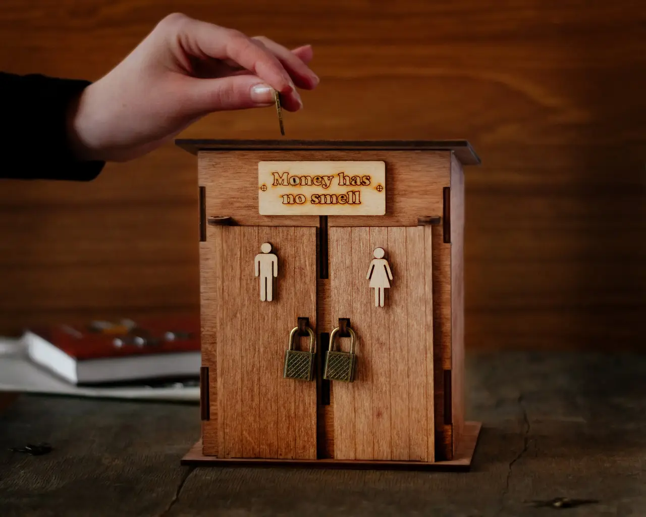 Скарбничка-туалет дерев'яна 18х14х11 см Бежевий (piggy_bank-1) - фото 4 Скарбничка-туалет дерев'яна 18х14х11 см Бежевий (piggy_bank-1) - фото 4