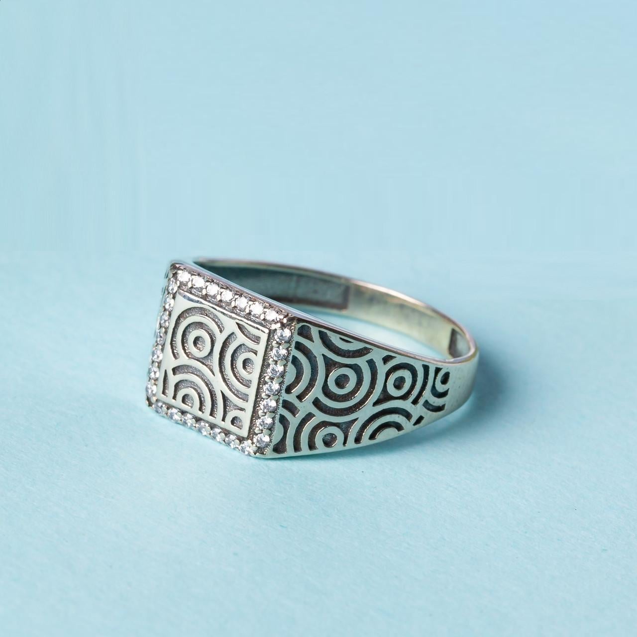 Печатка серебряная мужская с полусферическим дизайном чернением и белыми фианитами р. 18