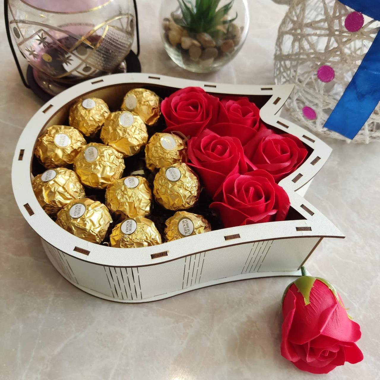 Подарунковий бокс із цукерок Ferrero і троянд для дівчини на 8 березня/день закоханих/день народження (ar40) - фото 3
