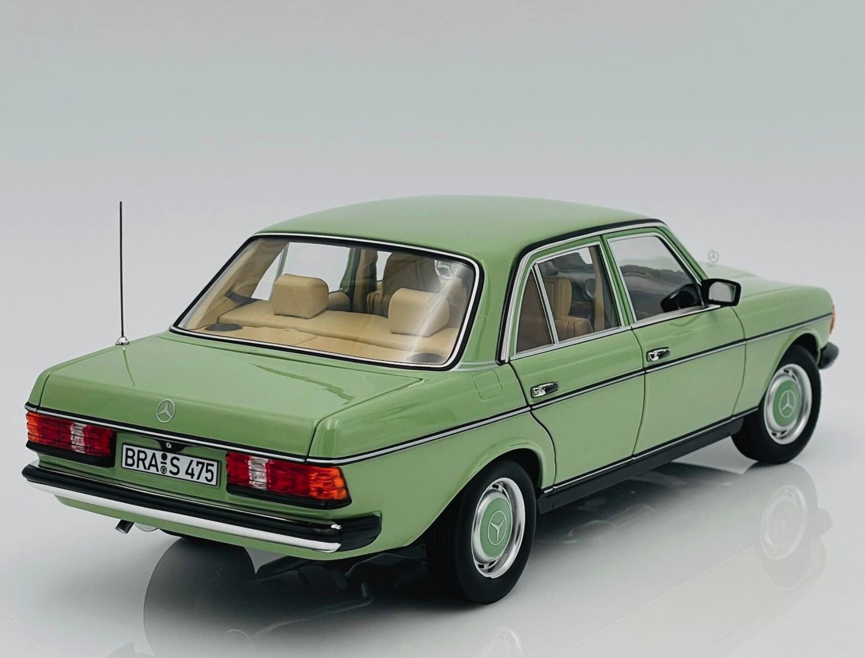Модель автомобіля Norev 1:18 Mercedes-Benz 200 W123 Limousine Light Green (183796) - фото 3