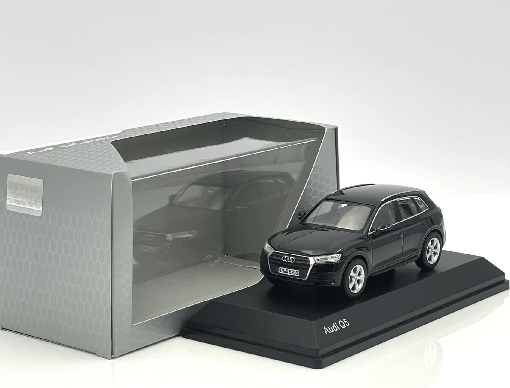 Модель автомобиля 1:43 Audi Q5 FY Myth Black
