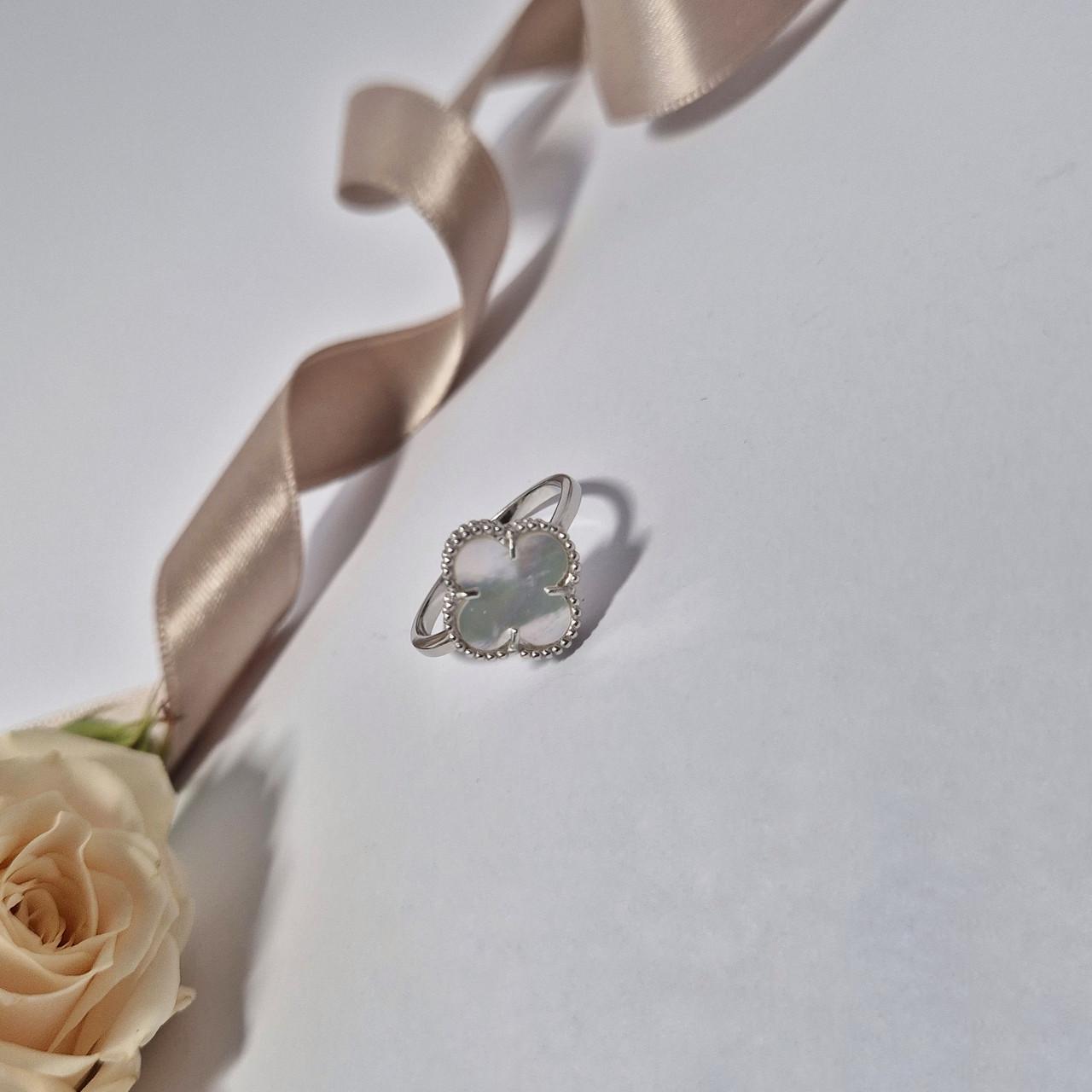 Кольцо клевер с перламутром серебро 925 пробы родированное р. 16,5 1,80 г (1665к)