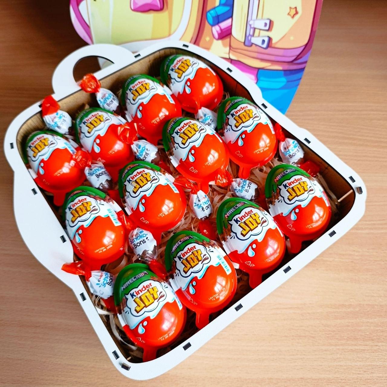 Подарочный набор с конфетами и киндерами в коробке-рюкзачке для ребенка (ar415-1)