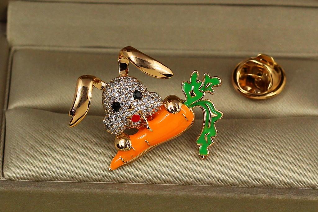 Брошь Xuping Jewelry Зайка с морковью 2,7 см Золотистый (2330630821)
