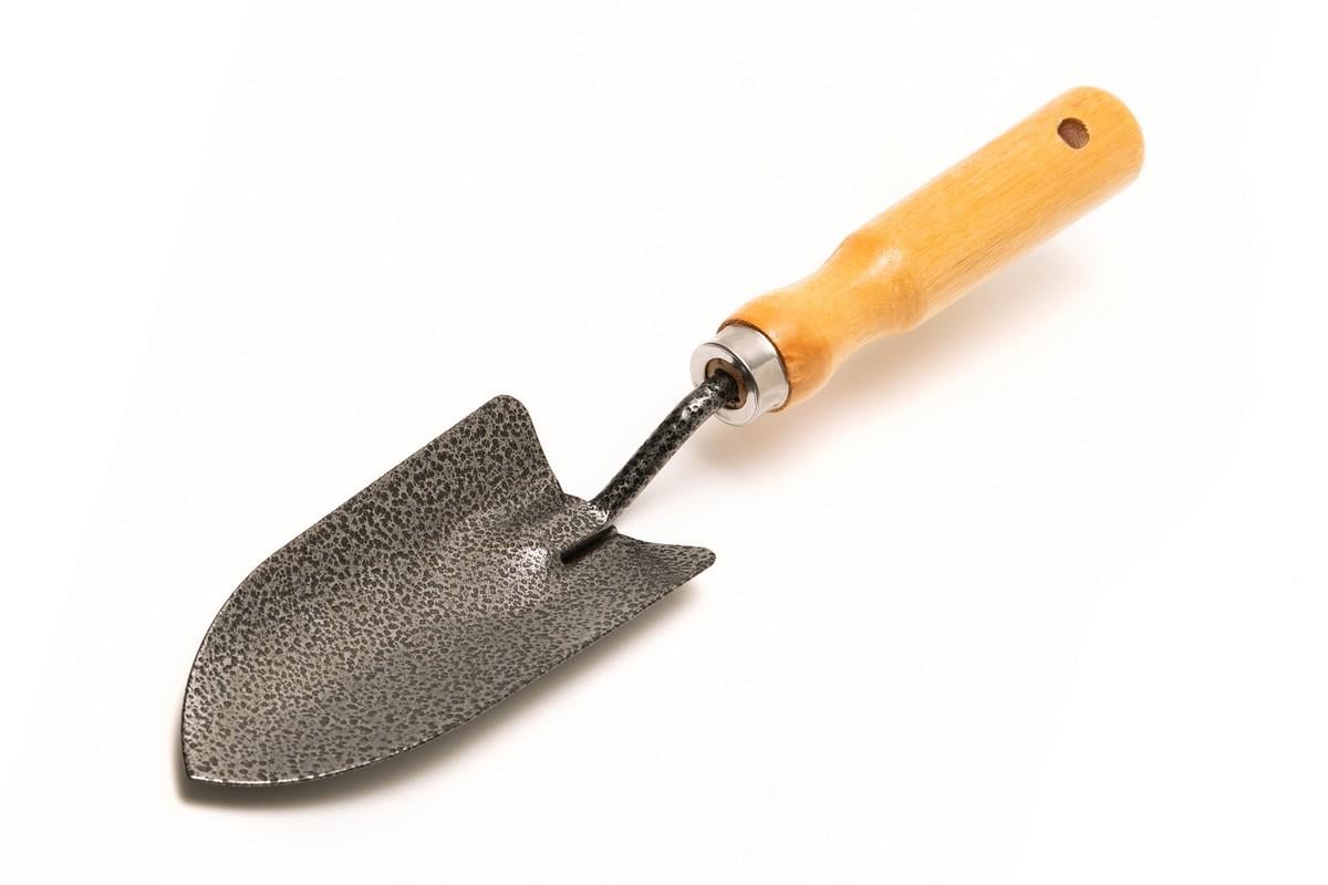 Совок садовый MasterTool узкий 300x60 мм с деревянной рукояткой (14-6188).