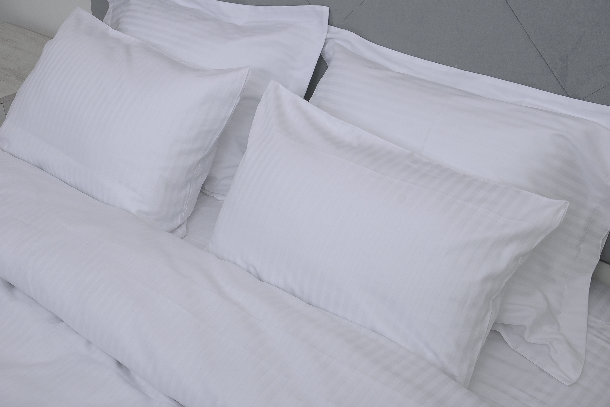 Комплект постельного белья полуторный Amore Prime305 Premium страйп-сатин белый (KPB-A1,5-ST-Prime305(1x1)4pil 70x70_) - фото 5 Комплект постельного белья полуторный Amore Prime305 Premium страйп-сатин белый (KPB-A1,5-ST-Prime305(1x1)4pil 70x70_) - фото 5