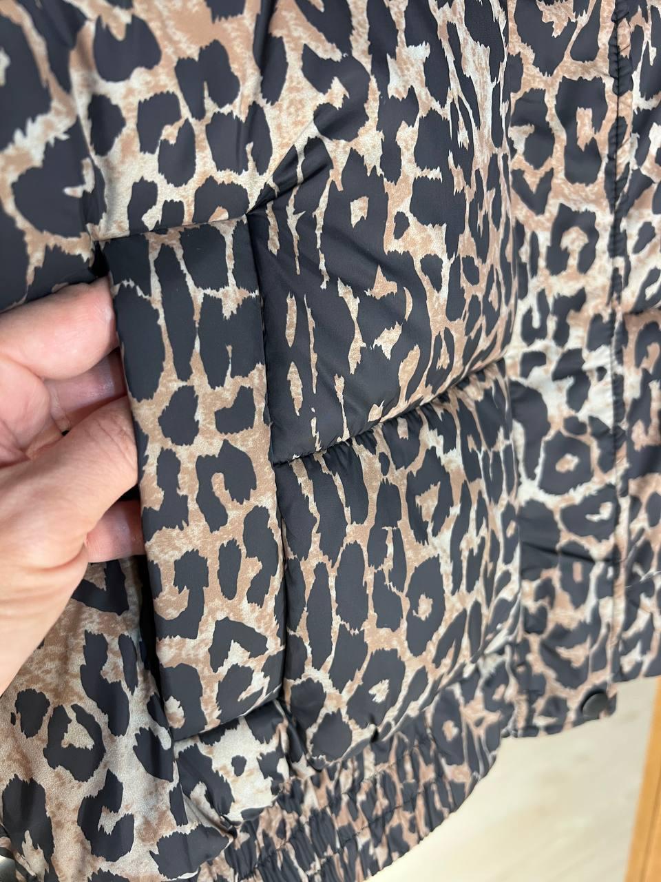 Куртка женская Lady Yep 9006 короткая с капюшоном леопардовый принт на резинке демисезонная р. 46 Темно-коричневый (3283) - фото 8 Куртка женская Lady Yep 9006 короткая с капюшоном леопардовый принт на резинке демисезонная р. 46 Темно-коричневый (3283) - фото 8