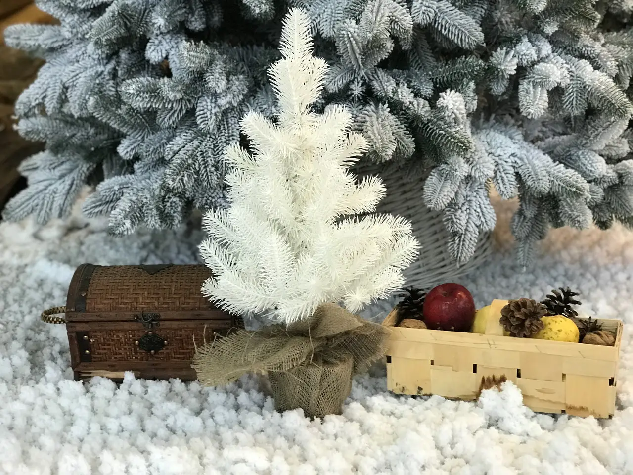 Искусственная елка в горшке 50 см Белый