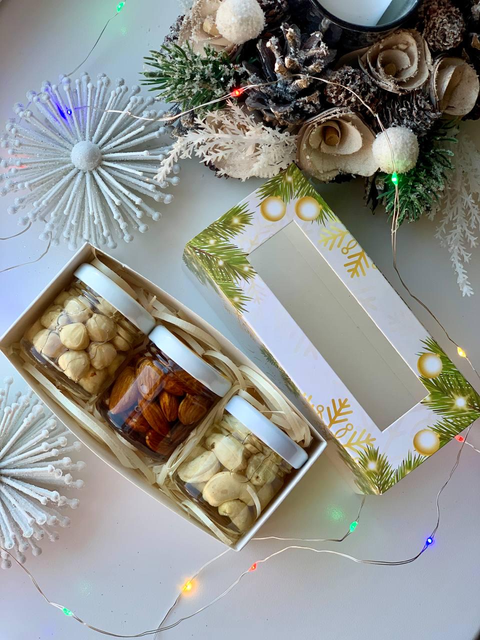 Подарунковий набір до Нового року горішки в меді акації 3 баночки по 50 г